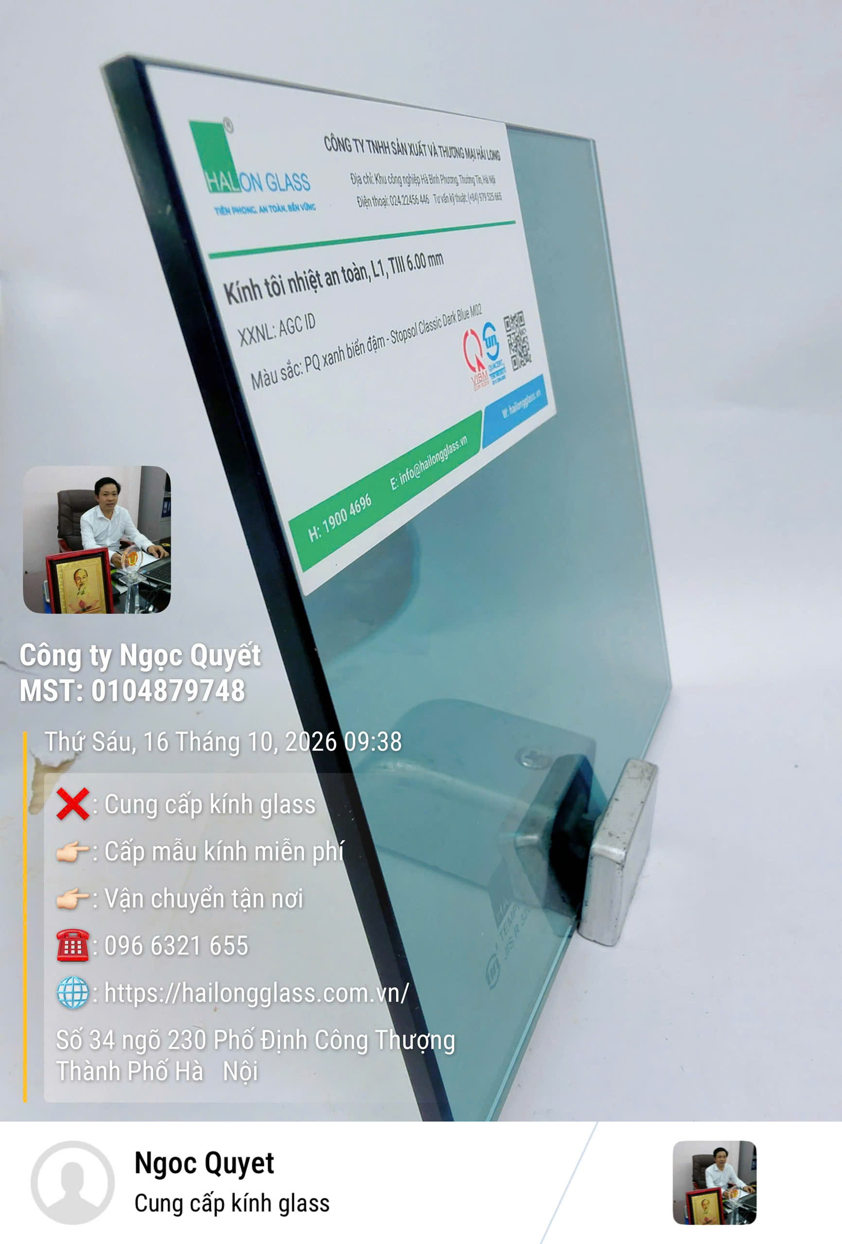 Tấm kính cường lực Hải Long Glass màu xanh biển đậm, dày 6 mm, dựng nghiêng trên giá đỡ